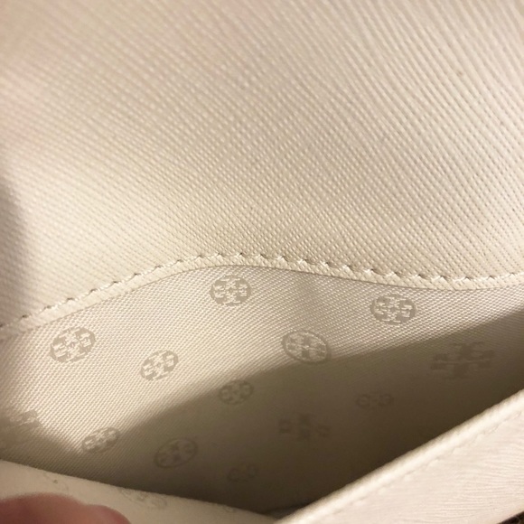 Tory Burch Robinson Crosshatch Smartphone - Picture 8 of 8